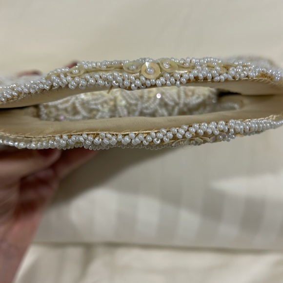 VINTAGE 1960’s LA REGALE IVORY IRIDESCENT & WHITE PEARL FULLY BEADED EVENING BAG - Picture 11 of 12